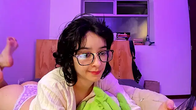 Snapshot of _Lunnaa_ chatting on January 1, 2025, 3:02 am  Lunnaa  online show from January 1, 2025, 3:02 am