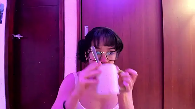 Snapshot of _Lunnaa_ chatting on March 1, 2025, 1:53 am  Lunnaa  online show from March 1, 2025, 1:53 am