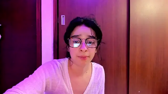Snapshot of _Lunnaa_ chatting on February 3, 2025, 4:25 am  Lunnaa  online show from February 3, 2025, 4:25 am