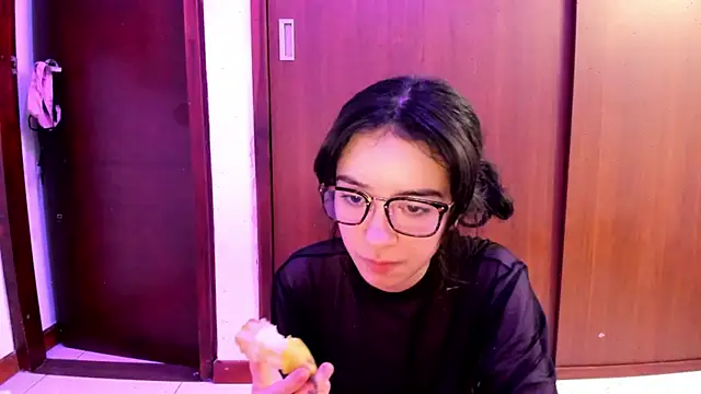 Snapshot of _Lunnaa_ chatting on February 2, 2025, 5:21 am  Lunnaa  online show from February 2, 2025, 5:21 am