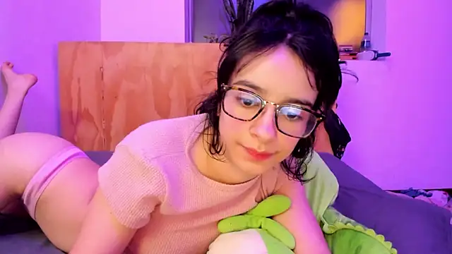 Snapshot of _Lunnaa_ chatting on December 21, 2024, 5:25 am  Lunnaa  online show from December 21, 2024, 5:25 am