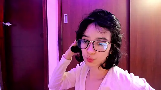 Snapshot of _Lunnaa_ chatting on January 1, 2025, 6:05 am  Lunnaa  online show from January 1, 2025, 6:05 am