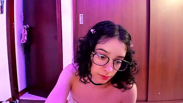 Snapshot of _Lunnaa_ chatting on February 9, 2025, 4:57 am  Lunnaa  online show from February 9, 2025, 4:57 am