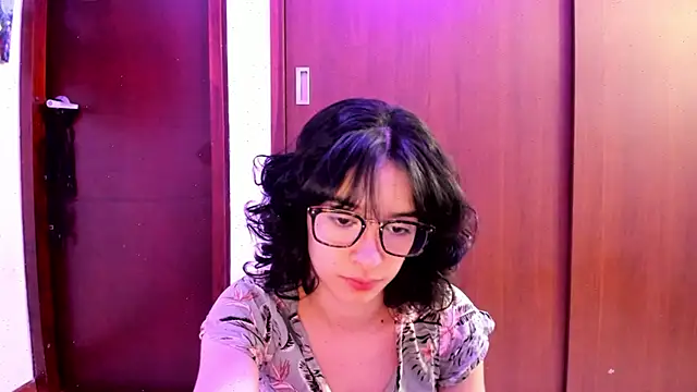 Snapshot of _Lunnaa_ chatting on February 10, 2025, 12:41 am  Lunnaa  online show from February 10, 2025, 12:41 am