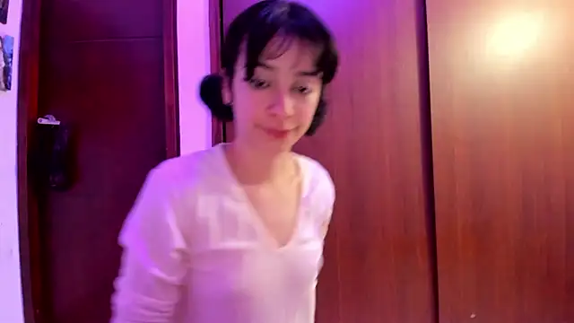 Snapshot of _Lunnaa_ chatting on December 18, 2024, 6:32 am  Lunnaa  online show from December 18, 2024, 6:32 am