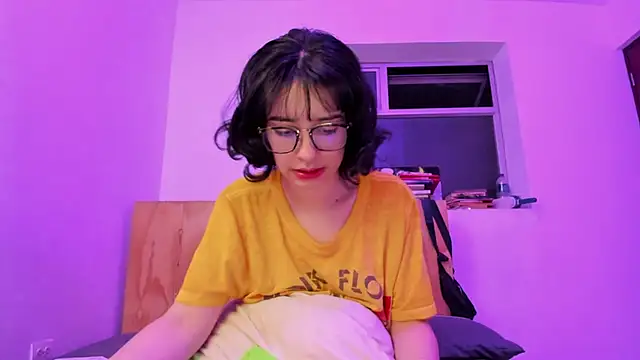 Snapshot of _Lunnaa_ chatting on December 19, 2024, 1:28 am  Lunnaa  online show from December 19, 2024, 1:28 am