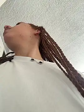 Snapshot of valenor_ chatting on February 20, 2026, 6:54 pm valenor online show from February 20, 2026, 6:54 pm