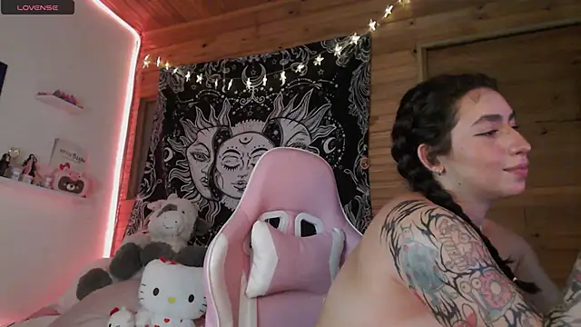 Snapshot of valenor_ chatting on March 11, 2025, 3:04 am valenor online show from March 11, 2025, 3:04 am