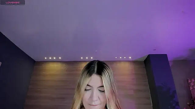 Snapshot of NiaHolland chatting on April 22, 2026, 6:14 pm NiaHolland online show from April 22, 2026, 6:14 pm