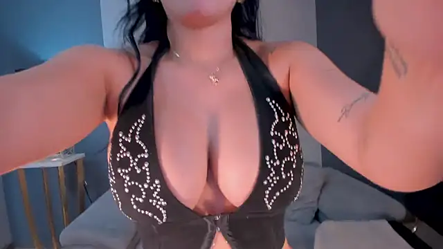 Snapshot of MollyJones_ chatting on June 11, 2026, 12:32 am MollyJones online show from June 11, 2026, 12:32 am