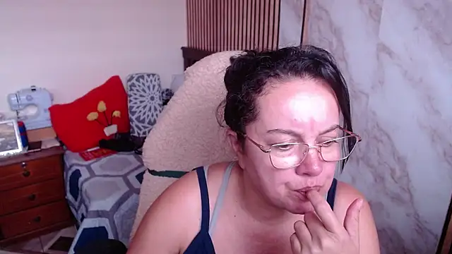 Snapshot of Sonialorens_ chatting on February 13, 2026, 8:20 pm Sonialorens online show from February 13, 2026, 8:20 pm