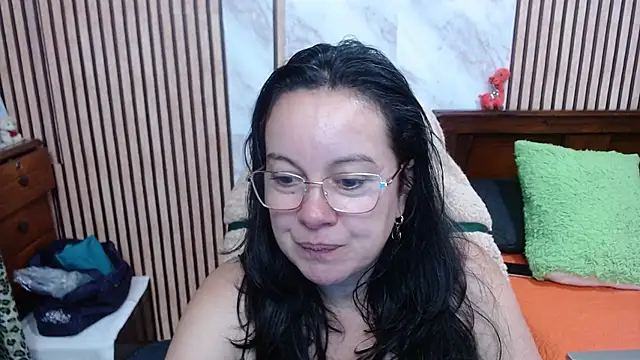 Snapshot of Sonialorens_ chatting on October 15, 2025, 10:40 pm Sonialorens  online show from October 15, 2025, 10:40 pm