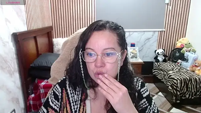 Sonialorens  online show from April 15, 2026, 8:09 pm