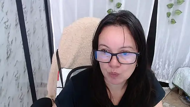 Snapshot of Sonialorens_ chatting on March 1, 2025, 4:33 pm Sonialorens  online show from March 1, 2025, 4:33 pm