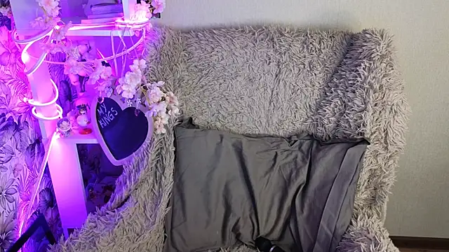 sarakaell online show from September 19, 2025, 1:48 pm