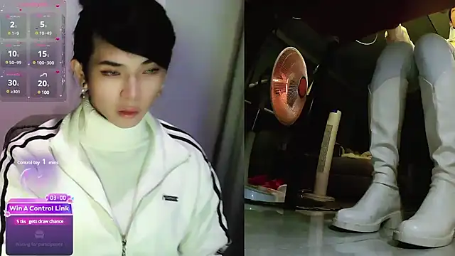 Snapshot of CrytinaSissyCrossdress chatting on December 19, 2024, 1:29 pm CrytinaSissyCrossdress online show from December 19, 2024, 1:29 pm