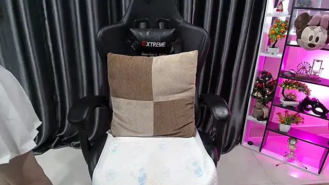 Yuki-yio online show from October 8, 2025, 1:18 am