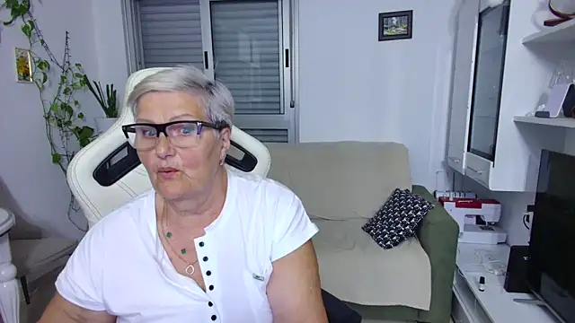 Snapshot of Selenna57 chatting on May 19, 2026, 5:53 pm Selenna57 online show from May 19, 2026, 5:53 pm