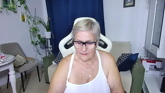 Snapshot of Selenna57 chatting on April 20, 2026, 5:47 pm Selenna57 online show from April 20, 2026, 5:47 pm