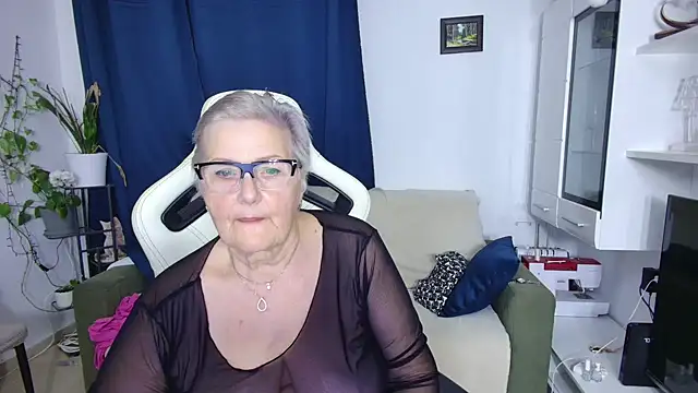Snapshot of Selenna57 chatting on April 18, 2026, 5:26 pm Selenna57 online show from April 18, 2026, 5:26 pm