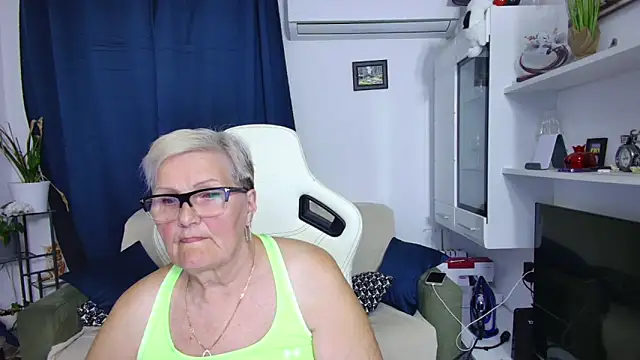 Snapshot of Selenna57 chatting on May 5, 2026, 5:49 pm Selenna57 online show from May 5, 2026, 5:49 pm