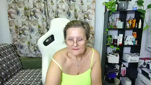 Snapshot of Selenna57 chatting on December 27, 2024, 8:39 pm Selenna57 online show from December 27, 2024, 8:39 pm