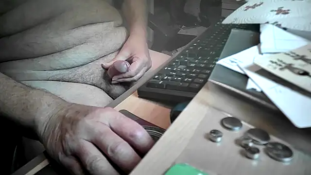 Snapshot of dirtyharry2022 chatting on January 1, 2025, 12:44 pm dirtyharry2022 online show from January 1, 2025, 12:44 pm