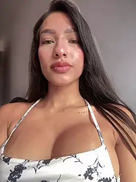 DulceLenns online show from October 21, 2025, 6:40 pm