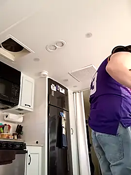 Snapshot of EZYves chatting on February 7, 2026, 8:28 pm EZYves online show from February 7, 2026, 8:28 pm