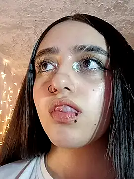 Snapshot of IvonneT chatting on March 2, 2025, 4:28 am IvonneT online show from March 2, 2025, 4:28 am