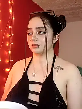 Snapshot of IvonneT chatting on September 21, 2025, 11:21 pm IvonneT online show from September 21, 2025, 11:21 pm