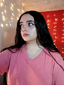 Snapshot of IvonneT chatting on December 4, 2024, 4:04 am IvonneT online show from December 4, 2024, 4:04 am