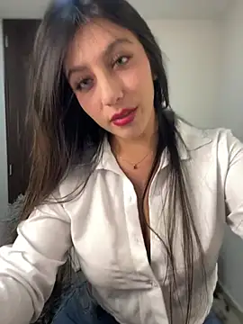 Snapshot of MiaJones21 chatting on July 27, 2026, 9:44 pm MiaJones21 online show from July 27, 2026, 9:44 pm