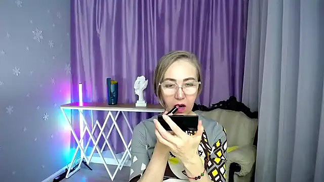 queen a n i online show from November 2, 2025, 10:42 am