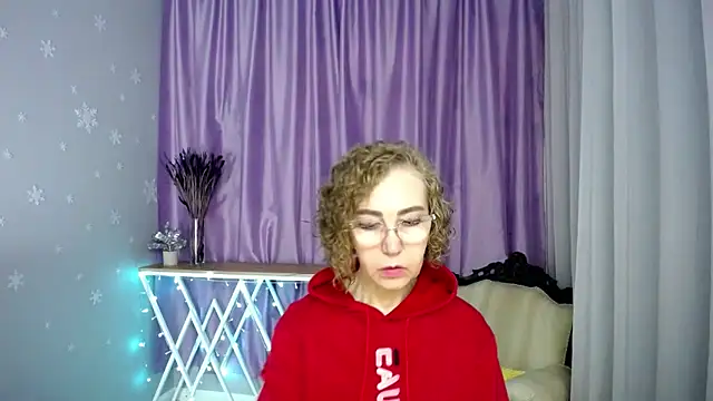 Snapshot of queen_a_n_i chatting on June 6, 2026, 12:10 pm queen a n i online show from June 6, 2026, 12:10 pm