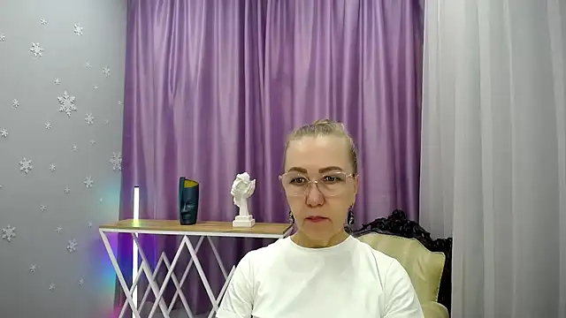 queen a n i online show from September 19, 2025, 8:51 am