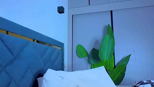 Mia Tin online show from September 13, 2025, 4:07 pm