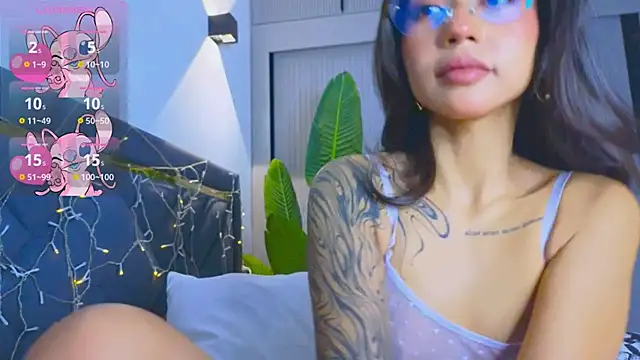 Mia Tin online show from December 2, 2025, 2:52 pm