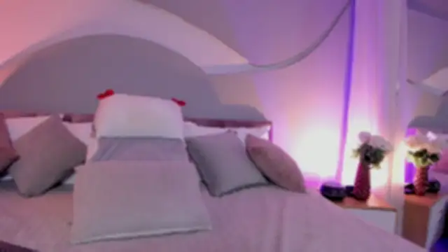 Nicolle W online show from March 19, 2026, 11:43 am