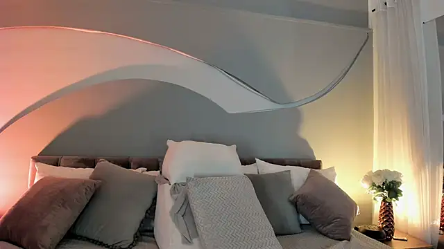 Nicolle W online show from February 10, 2026, 11:42 am