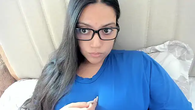 Snapshot of roniewester chatting on November 6, 2025, 3:05 pm roniewester online show from November 6, 2025, 3:05 pm