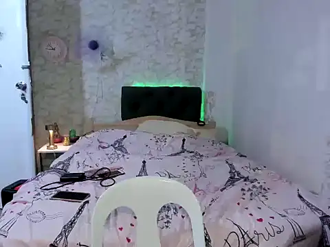 Hebefemme online show from December 18, 2025, 12:42 pm