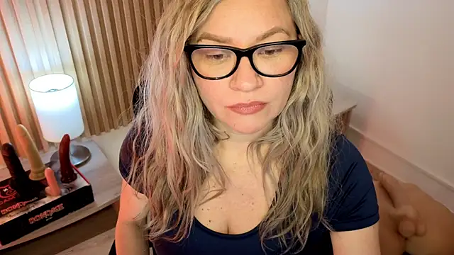 MarianL0ve online show from November 21, 2025, 10:47 am