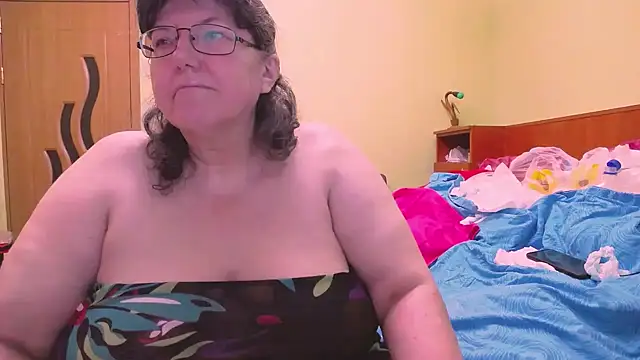 HugeTits online show from May 3, 2026, 2:49 am