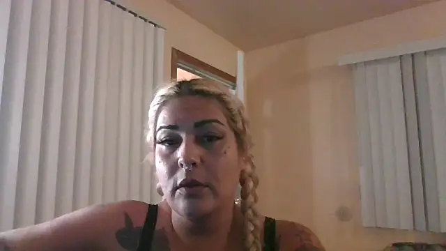 Snapshot of ShineyQuinn chatting on May 27, 2026, 4:09 am ShineyQuinn online show from May 27, 2026, 4:09 am