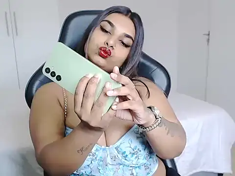 Snapshot of layla_amin chatting on December 17, 2024, 12:11 pm layla amin online show from December 17, 2024, 12:11 pm