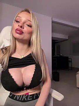 HannaXLove online show from December 15, 2025, 4:35 pm