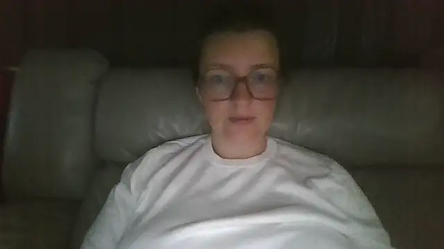LiquidLeonie online show from June 25, 2026, 2:20 am