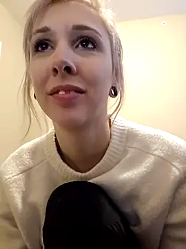 AmethystFoxx online show from November 18, 2025, 10:13 pm