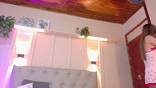 nicol snow online show from October 6, 2025, 1:34 pm